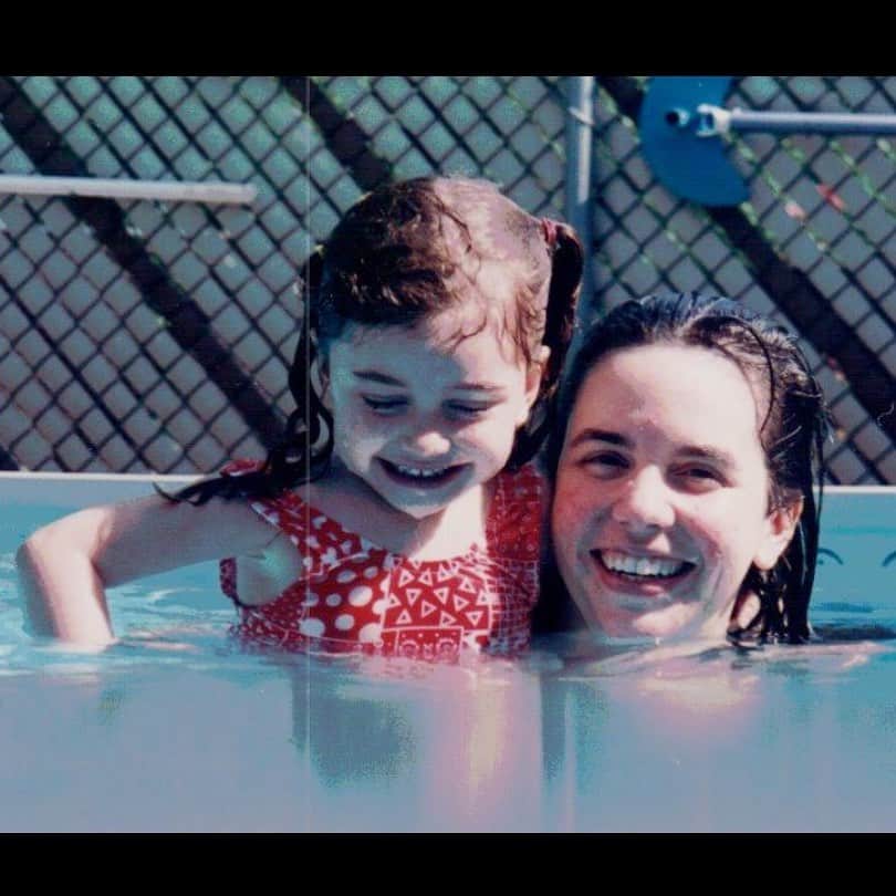 サラ・ハイランドさんのインスタグラム写真 - (サラ・ハイランドInstagram)「Happy Birthday to the woman who carried me around a pool till I was 9 because I loved the water but didn’t know how to swim. I love you mom! 😘😘😘😘😘」8月11日 0時11分 - sarahhyland
