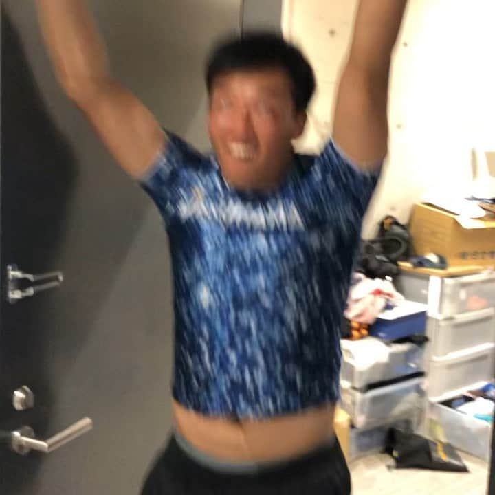 上茶谷大河のインスタグラム：「面白いから載せて欲しいと本人から要望がありました。  部屋入ったら1人でこの服装」