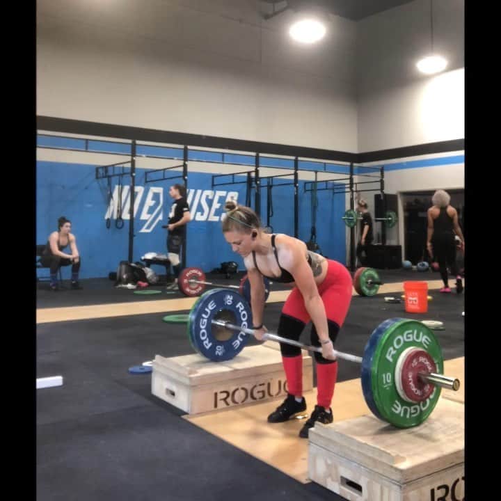 モーガン・キングのインスタグラム：「@weskitts22 and I are paying dearly this first week of worlds prep after @shruggedcollective #onetonchallenge. Word of the wise: Don’t miss jerks in competition. • • • #weightlifting #crossfit #onetonchallenge #teamusa #worldprep #powerandgraceperformance #usaw #fridaycomplexes」