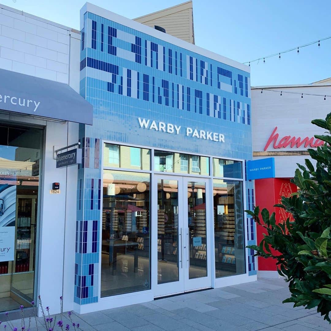 Warby Parkerのインスタグラム：「📢Important new store announcement 📢 We're opening 4️⃣ new stores today: @shopcortemadera at Corte Madera, CA, @mosaicdistrict in Virginia, @southlaketownsquare in TX, and @stjohnstownctr in Jacksonville, FL—come join the grand opening festivities if you're in the area! 🥳」