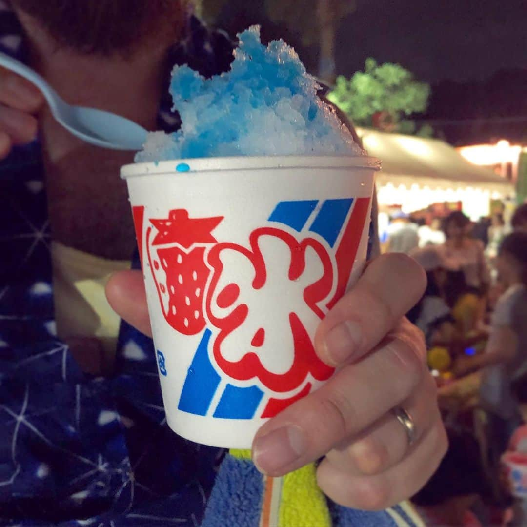 サイモンとマルティナさんのインスタグラム写真 - (サイモンとマルティナInstagram)「🏮Despite all our complaints about the insanely humid Japanese summer, it’s worth facing the heat to take part in any local Bon Festival #盆踊り 🍧There is always laughter, street food being hawked, the buzz of cicadas in the trees, and the deep, rhythmic drums hammering away their upbeat sound. Rows of people happily dance circles around a lantern covered platform 👘 You can go full summer festival mode and wear a charming Yukata #ゆかた or get very comfy in a Jinbei #甚平 but many people just wear their normal summertime clothing. I hope you get the chance to visit one of these festivals before the summertime is over! 🏮」8月11日 0時05分 - eatyourkimchi