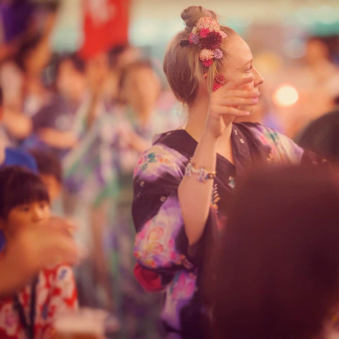 サイモンとマルティナのインスタグラム：「🏮Despite all our complaints about the insanely humid Japanese summer, it’s worth facing the heat to take part in any local Bon Festival #盆踊り 🍧There is always laughter, street food being hawked, the buzz of cicadas in the trees, and the deep, rhythmic drums hammering away their upbeat sound. Rows of people happily dance circles around a lantern covered platform 👘 You can go full summer festival mode and wear a charming Yukata #ゆかた or get very comfy in a Jinbei #甚平 but many people just wear their normal summertime clothing. I hope you get the chance to visit one of these festivals before the summertime is over! 🏮」