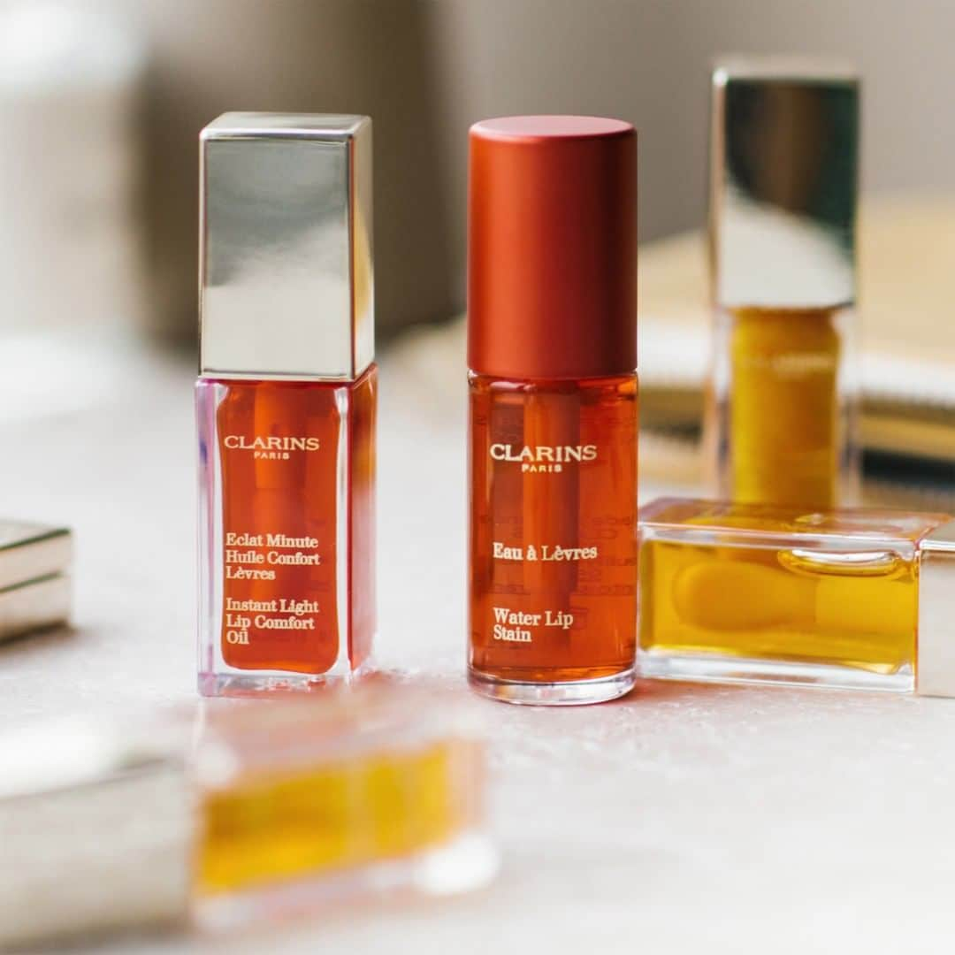 Clarins Franceさんのインスタグラム写真 - (Clarins FranceInstagram)「Sur vos lèvres, l’été vous préférez :​ 💋 Le confort d’une huile effet glossy​ 💋 L’effet peau nue d’une eau à lèvres ?​ . . #clarins #clarinsmakeup #kissproof #monsoinclarins #makeup  #lipstick」8月11日 0時20分 - clarinsfr