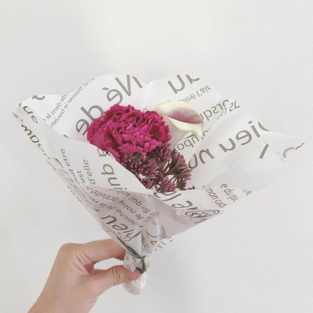 奥仲麻琴さんのインスタグラム写真 - (奥仲麻琴Instagram)「だいすきなお花💐 母の影響でわたしもお花がすきです。 珍しい色のカラーとカーネーション、この色合いすごくすき☺︎ @bloomeelife  #bloomeelife #花のある生活 #花が好き」8月11日 0時12分 - okunaka_makoto
