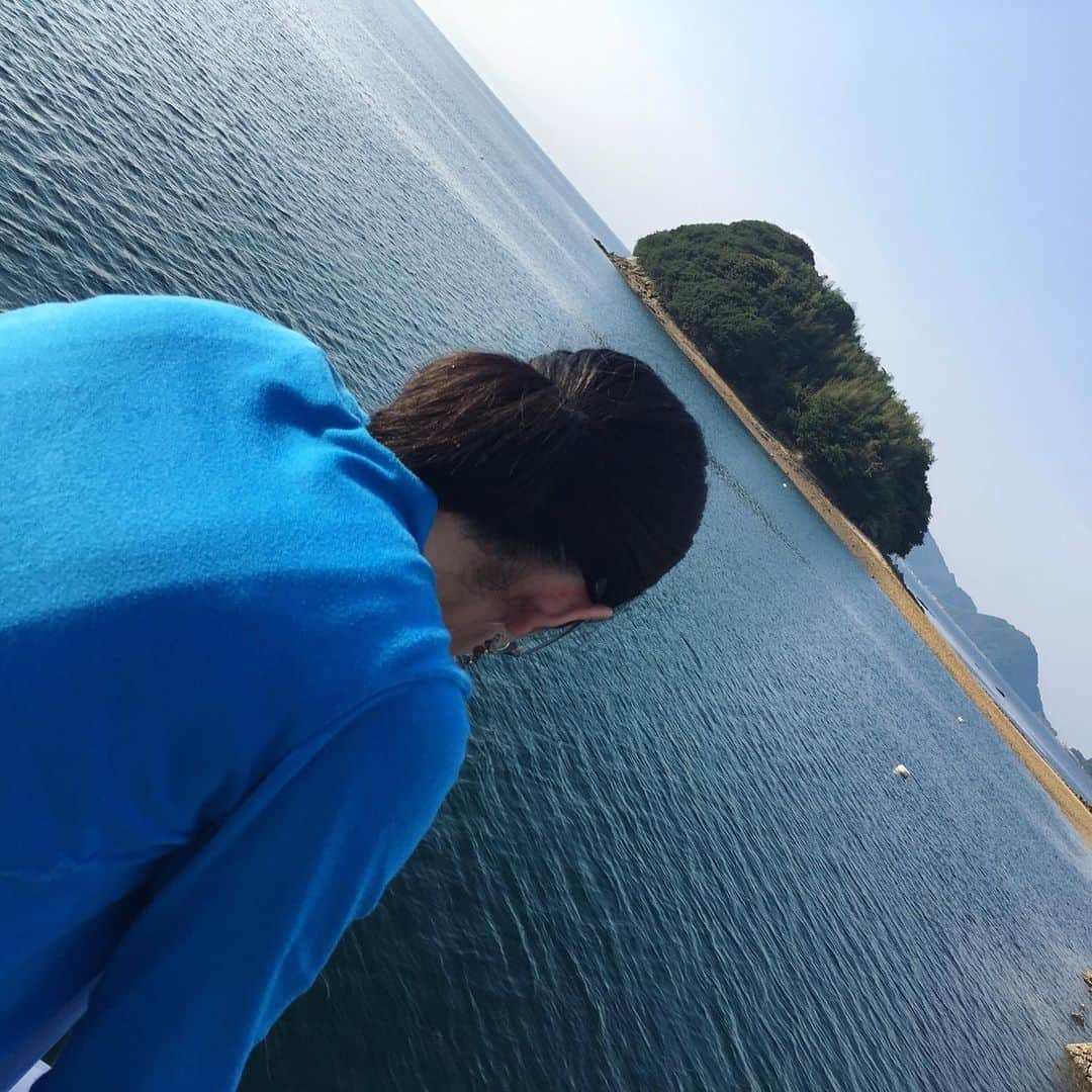 塚田文さんのインスタグラム写真 - (塚田文Instagram)「山口県の海 周防大島へ。 目的は海を見ながら珈琲を飲むこと。  でもそれだけじゃ勿体ないので、急遽パワースポットへ。  干潮時に海が開いて道ができるという真宮島(しんぐうじま)  行こうと思われた方にワンポイントアドバイス。  満潮30%〜干潮50%くらいな時間帯がオススメです😬  じゃないと、道が思いのほか広がり過ぎて…神秘度と言いますか、有難味と言いますか、パワー感？が薄いです（笑）💦 因みに私は…  お笑い“さらば青春の光”さんのコント「パワースポット」の信者です。（笑）  パワースポットへお出かけ前には必見です‼️是非🤗  #山口県 #周防大島 #周防大島カフェ #リセト #reseto #パワースポット #真宮島 #サザンセトとうわ道の駅 #海が好き #さらば青春の光  #japantrip #japantravel #yamaguchiken #suooushima #suooushimaisland #beautifulsea #cafetime #powerpoint #powerspot」8月11日 0時13分 - tsukadaaya1976