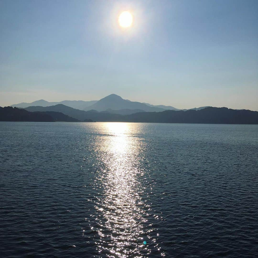 塚田文さんのインスタグラム写真 - (塚田文Instagram)「山口県の海 周防大島へ。 目的は海を見ながら珈琲を飲むこと。  でもそれだけじゃ勿体ないので、急遽パワースポットへ。  干潮時に海が開いて道ができるという真宮島(しんぐうじま)  行こうと思われた方にワンポイントアドバイス。  満潮30%〜干潮50%くらいな時間帯がオススメです😬  じゃないと、道が思いのほか広がり過ぎて…神秘度と言いますか、有難味と言いますか、パワー感？が薄いです（笑）💦 因みに私は…  お笑い“さらば青春の光”さんのコント「パワースポット」の信者です。（笑）  パワースポットへお出かけ前には必見です‼️是非🤗  #山口県 #周防大島 #周防大島カフェ #リセト #reseto #パワースポット #真宮島 #サザンセトとうわ道の駅 #海が好き #さらば青春の光  #japantrip #japantravel #yamaguchiken #suooushima #suooushimaisland #beautifulsea #cafetime #powerpoint #powerspot」8月11日 0時13分 - tsukadaaya1976