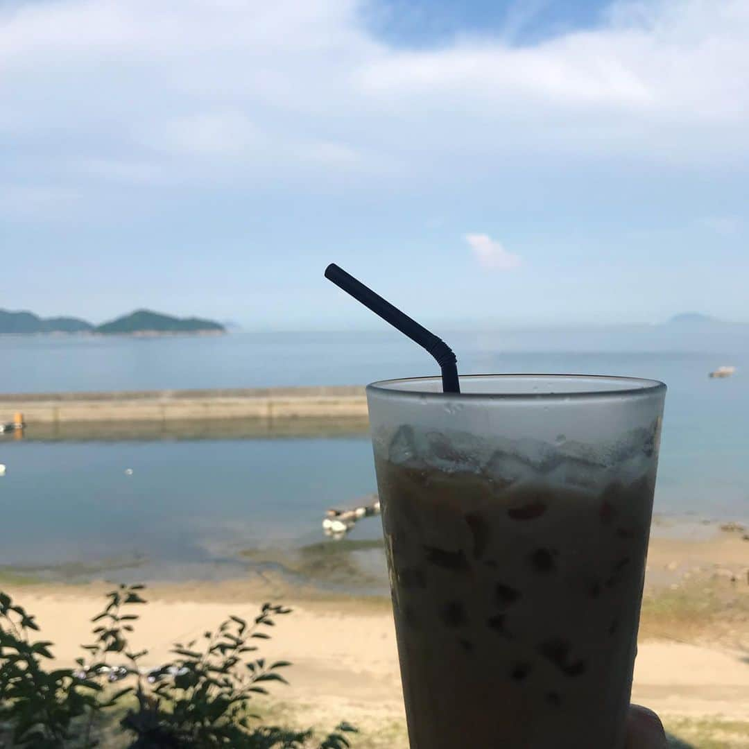 塚田文さんのインスタグラム写真 - (塚田文Instagram)「山口県の海 周防大島へ。 目的は海を見ながら珈琲を飲むこと。  でもそれだけじゃ勿体ないので、急遽パワースポットへ。  干潮時に海が開いて道ができるという真宮島(しんぐうじま)  行こうと思われた方にワンポイントアドバイス。  満潮30%〜干潮50%くらいな時間帯がオススメです😬  じゃないと、道が思いのほか広がり過ぎて…神秘度と言いますか、有難味と言いますか、パワー感？が薄いです（笑）💦 因みに私は…  お笑い“さらば青春の光”さんのコント「パワースポット」の信者です。（笑）  パワースポットへお出かけ前には必見です‼️是非🤗  #山口県 #周防大島 #周防大島カフェ #リセト #reseto #パワースポット #真宮島 #サザンセトとうわ道の駅 #海が好き #さらば青春の光  #japantrip #japantravel #yamaguchiken #suooushima #suooushimaisland #beautifulsea #cafetime #powerpoint #powerspot」8月11日 0時13分 - tsukadaaya1976