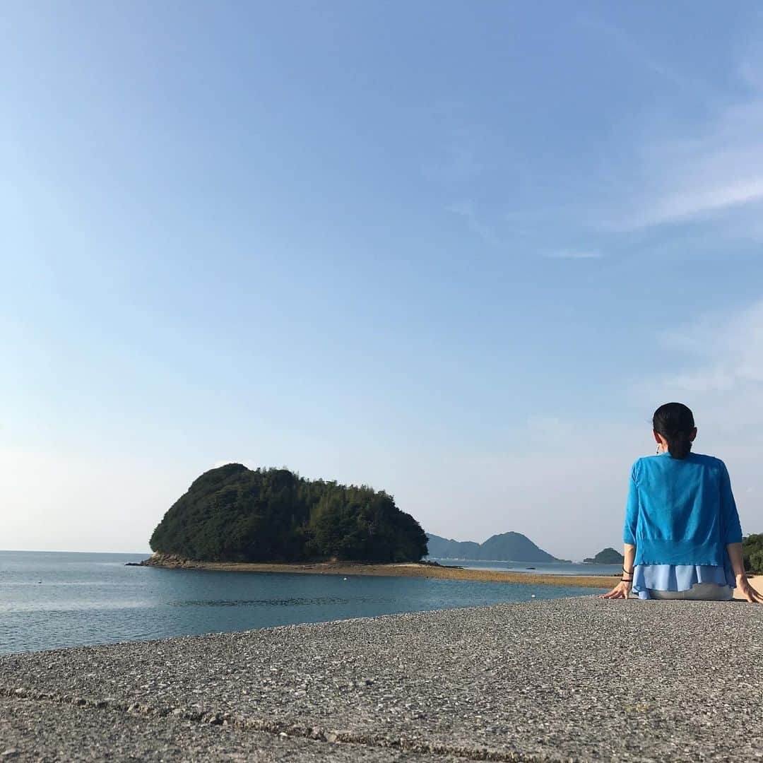 塚田文のインスタグラム：「山口県の海 周防大島へ。 目的は海を見ながら珈琲を飲むこと。  でもそれだけじゃ勿体ないので、急遽パワースポットへ。  干潮時に海が開いて道ができるという真宮島(しんぐうじま)  行こうと思われた方にワンポイントアドバイス。  満潮30%〜干潮50%くらいな時間帯がオススメです😬  じゃないと、道が思いのほか広がり過ぎて…神秘度と言いますか、有難味と言いますか、パワー感？が薄いです（笑）💦 因みに私は…  お笑い“さらば青春の光”さんのコント「パワースポット」の信者です。（笑）  パワースポットへお出かけ前には必見です‼️是非🤗  #山口県 #周防大島 #周防大島カフェ #リセト #reseto #パワースポット #真宮島 #サザンセトとうわ道の駅 #海が好き #さらば青春の光  #japantrip #japantravel #yamaguchiken #suooushima #suooushimaisland #beautifulsea #cafetime #powerpoint #powerspot」