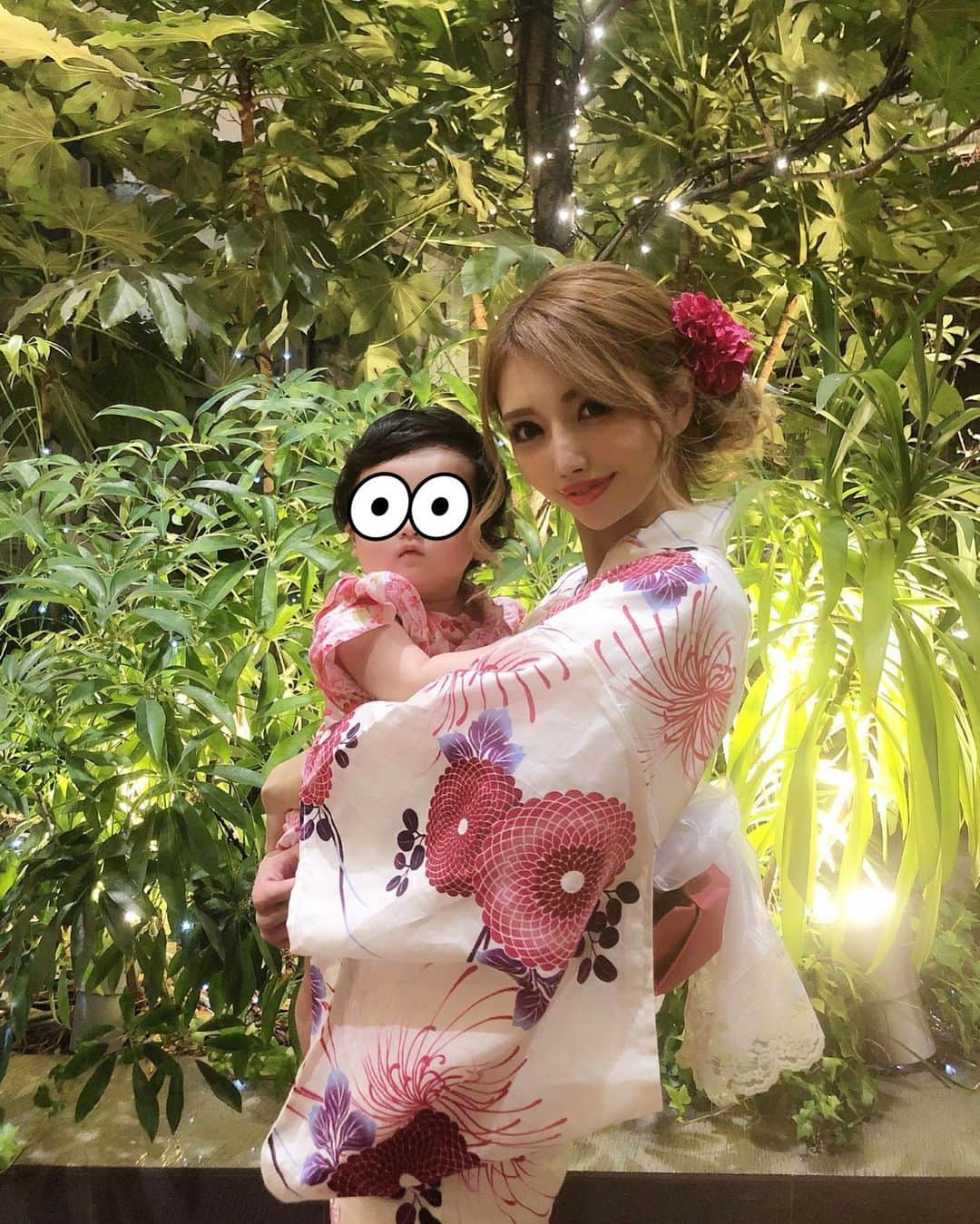 MARIEさんのインスタグラム写真 - (MARIEInstagram)「神宮花火大会🎇 もちろん👶🏼連れては人混みも熱中症も怖いから、花火が見える涼しい中華料理屋さん行った😂🐼🇨🇳 外で見るのと比べたら少し物足りなさも感じたけど、浴衣着て夏の雰囲気は楽しめたかな😌🎋 子どもとおそろっぽく浴衣はピンク系にしてみた😌 浴衣や髪飾り全部、以前撮影でもお世話になった @dita_official さんの✌🏼💕 #新米ママ #プレママ #マタニティ #育児 #妊娠 #ママリ #女の子ママ #赤ちゃん #ママ友 #主婦 #赤ちゃんのいる生活  #mama #instagood #浴衣 #浴衣ヘア #浴衣女子 #花火大会 #神宮花火大会 #yukata #japanesegirl #fireworks #kimono」8月11日 0時15分 - marie_mimura