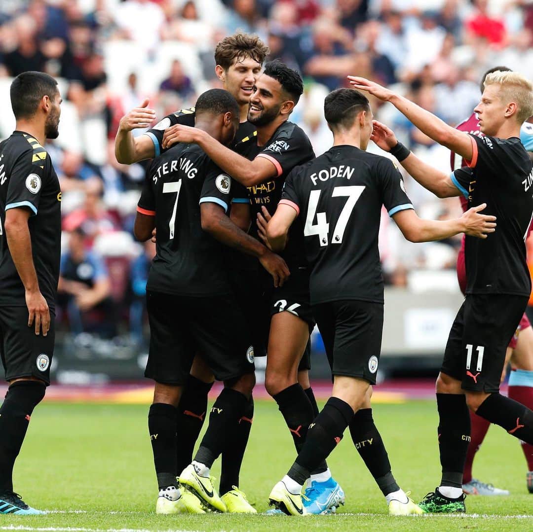 リヤド・マフレズのインスタグラム：「Amazing way to start the season 💥 !! A great team performance and very happy @sterling7 my G 🎩⚽️⚽️⚽️ @mancity」