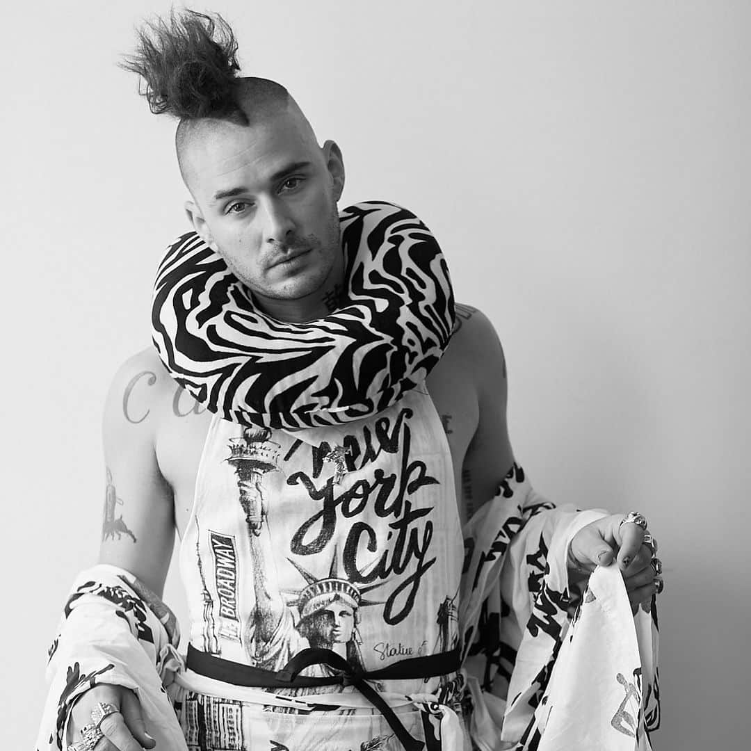 コール・ウィットルさんのインスタグラム写真 - (コール・ウィットルInstagram)「LADY LiBERT¥ 🔊💱🔛🎶 #YEAHBOiiiCOLE • photo @hayato_iki  hair @koji_ichikawa  #fashionweak」8月11日 0時17分 - yeahboiiicole
