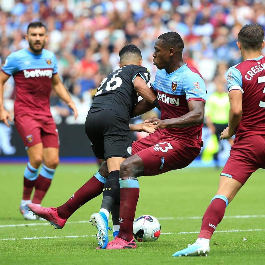 リヤド・マフレズさんのインスタグラム写真 - (リヤド・マフレズInstagram)「Amazing way to start the season 💥 !! A great team performance and very happy @sterling7 my G 🎩⚽️⚽️⚽️ @mancity」8月11日 0時17分 - riyadmahrez26.7