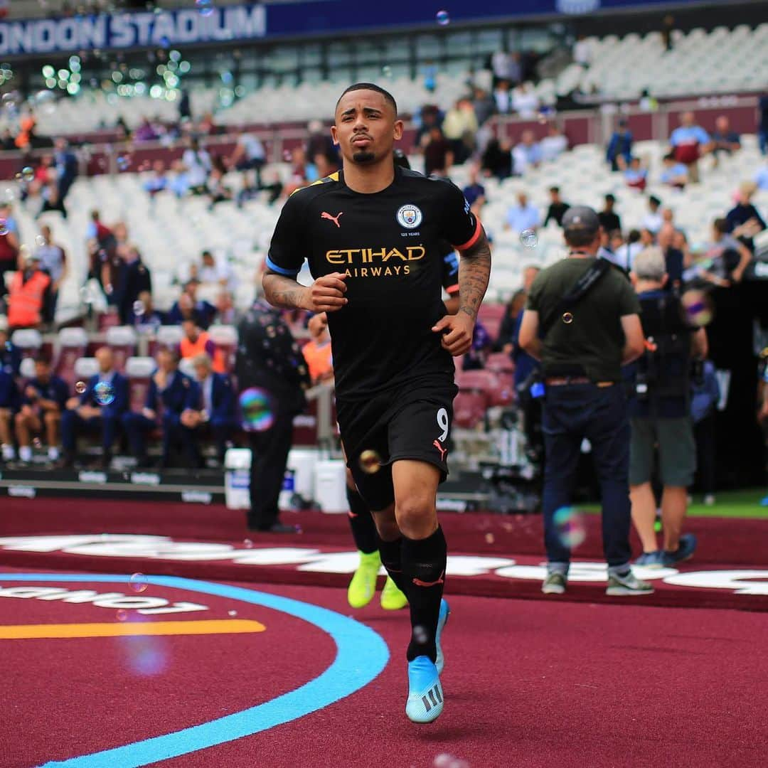 ガブリエル・ジェズスさんのインスタグラム写真 - (ガブリエル・ジェズスInstagram)「Great season’s start, guys! +3 points! And congrats to my bro @sterling7 for the hat-trick ⚽️⚽️⚽️🙌🏽🙏🏽」8月11日 0時29分 - dejesusoficial