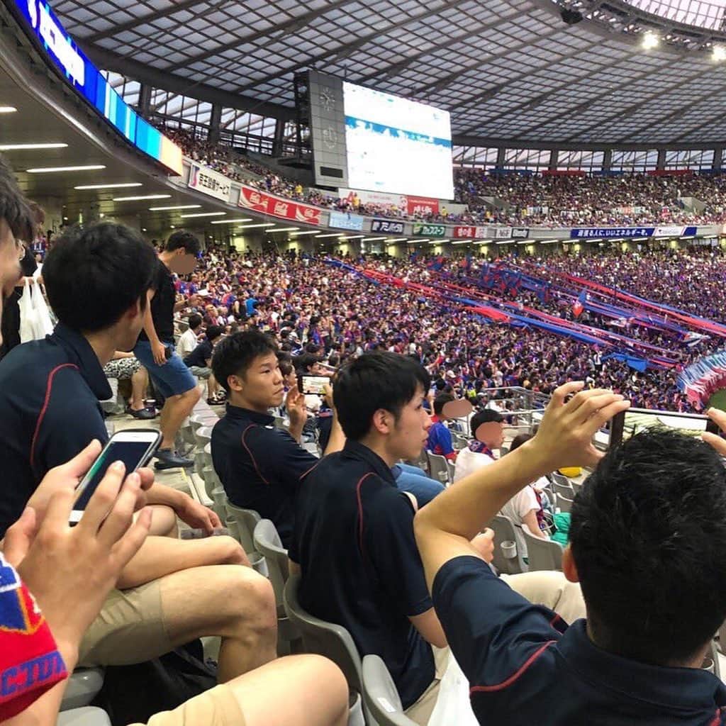 平田亮介さんのインスタグラム写真 - (平田亮介Instagram)「初Jリーグ観戦⚽️VSベガルタ仙台！！ 最高に盛り上がってました！圧巻でした！  試合が始まる前や試合後はベガルタ仙台のサポーターともハイタッチしたりして交流してましたが、試合に入るとお互いサポーターも本気で戦ってるのが本当にアツくてカッコよかったです！両チーム共にリスペクトを送りたいです🔥🔥🔥 バレーも負けずにもっともっと盛り上げて行きたいですね🏐 今日は色々勉強になりました！ ちなみに今日は1-0で、FC東京の勝利でした！  #FC東京 #FC東京バレーボールチーム #ベガルタ仙台 #アジスタ #Jリーグ #首位東京 #サッカー」8月11日 0時25分 - ryosukehirata