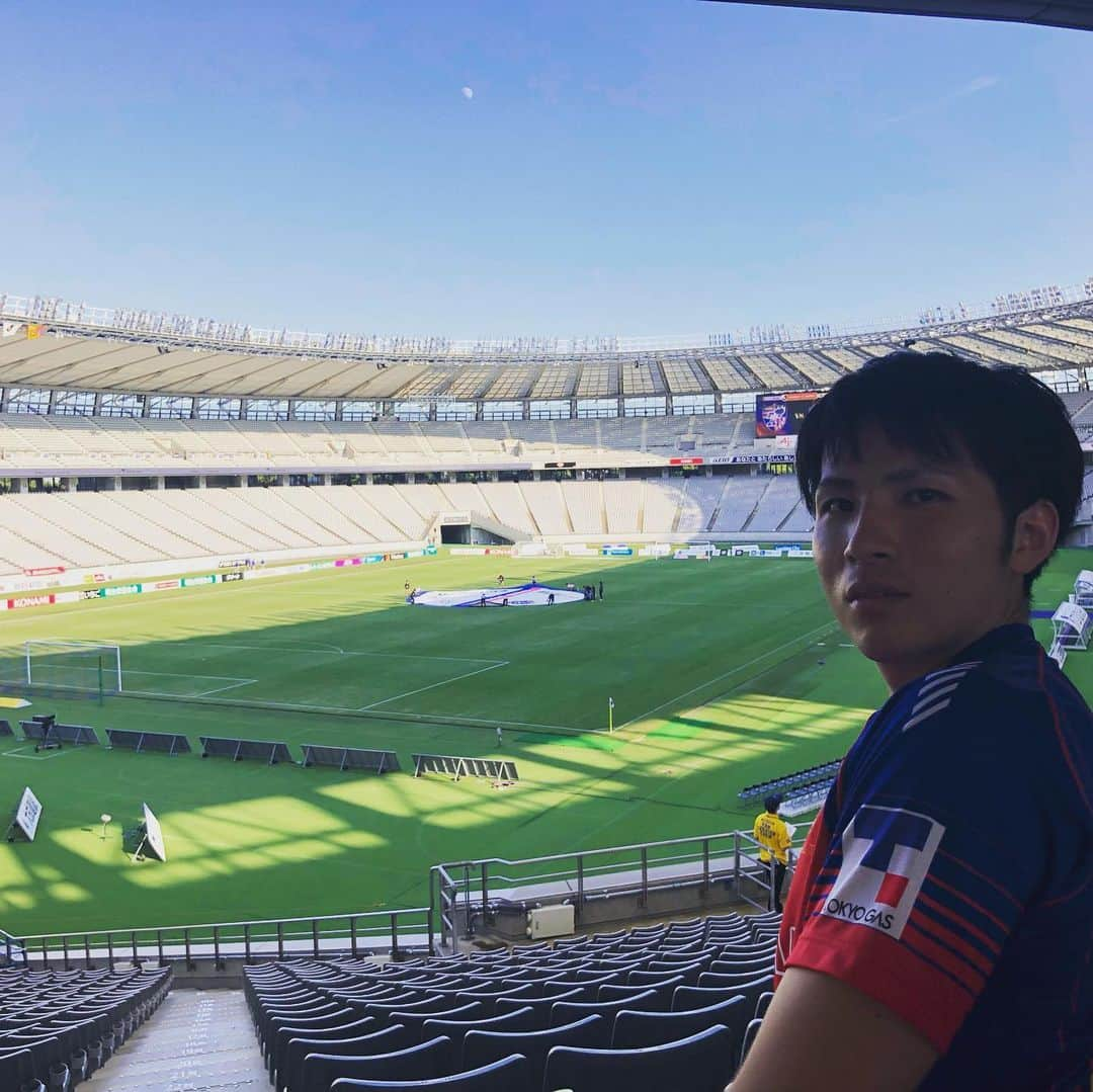 平田亮介さんのインスタグラム写真 - (平田亮介Instagram)「初Jリーグ観戦⚽️VSベガルタ仙台！！ 最高に盛り上がってました！圧巻でした！  試合が始まる前や試合後はベガルタ仙台のサポーターともハイタッチしたりして交流してましたが、試合に入るとお互いサポーターも本気で戦ってるのが本当にアツくてカッコよかったです！両チーム共にリスペクトを送りたいです🔥🔥🔥 バレーも負けずにもっともっと盛り上げて行きたいですね🏐 今日は色々勉強になりました！ ちなみに今日は1-0で、FC東京の勝利でした！  #FC東京 #FC東京バレーボールチーム #ベガルタ仙台 #アジスタ #Jリーグ #首位東京 #サッカー」8月11日 0時25分 - ryosukehirata