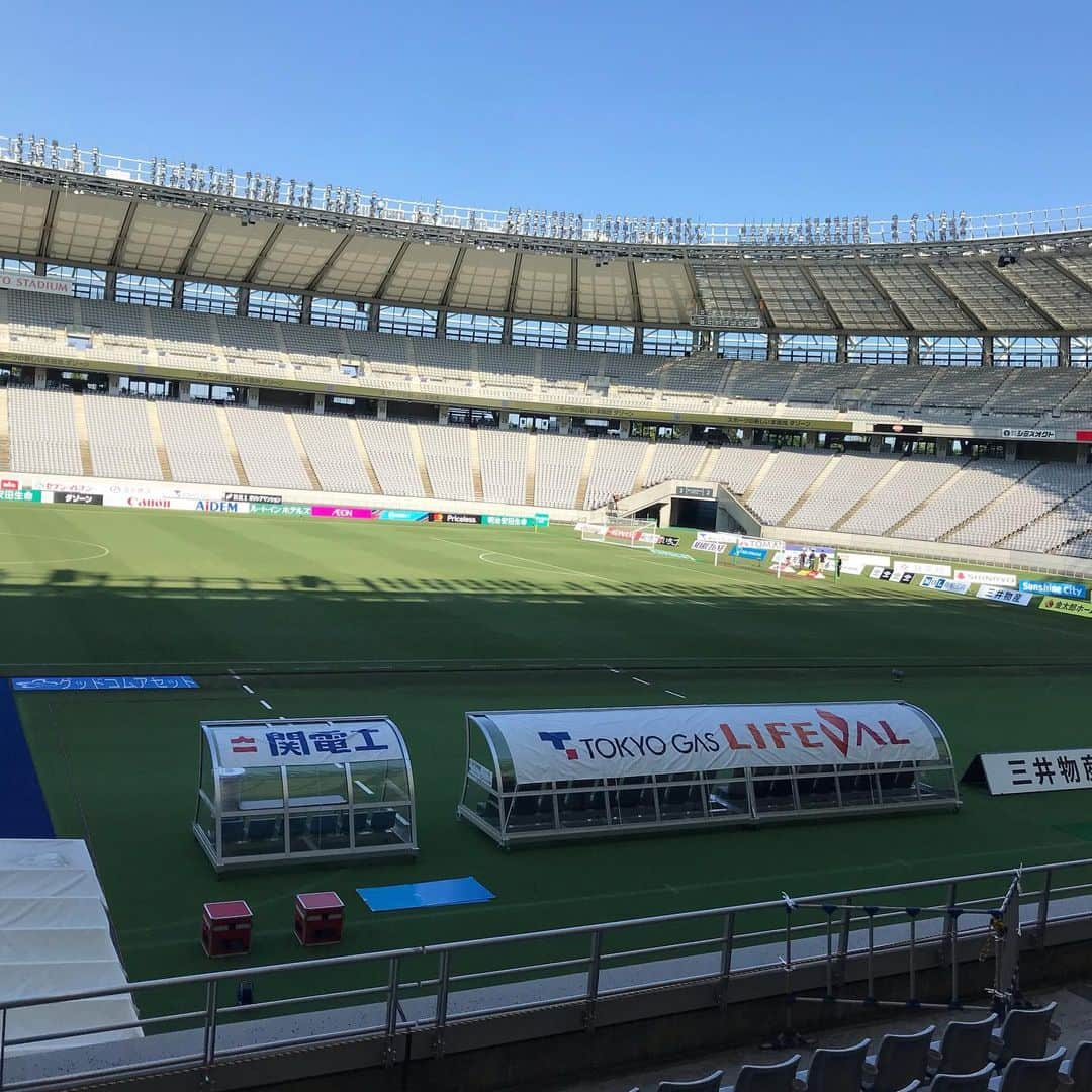 平田亮介さんのインスタグラム写真 - (平田亮介Instagram)「初Jリーグ観戦⚽️VSベガルタ仙台！！ 最高に盛り上がってました！圧巻でした！  試合が始まる前や試合後はベガルタ仙台のサポーターともハイタッチしたりして交流してましたが、試合に入るとお互いサポーターも本気で戦ってるのが本当にアツくてカッコよかったです！両チーム共にリスペクトを送りたいです🔥🔥🔥 バレーも負けずにもっともっと盛り上げて行きたいですね🏐 今日は色々勉強になりました！ ちなみに今日は1-0で、FC東京の勝利でした！  #FC東京 #FC東京バレーボールチーム #ベガルタ仙台 #アジスタ #Jリーグ #首位東京 #サッカー」8月11日 0時25分 - ryosukehirata