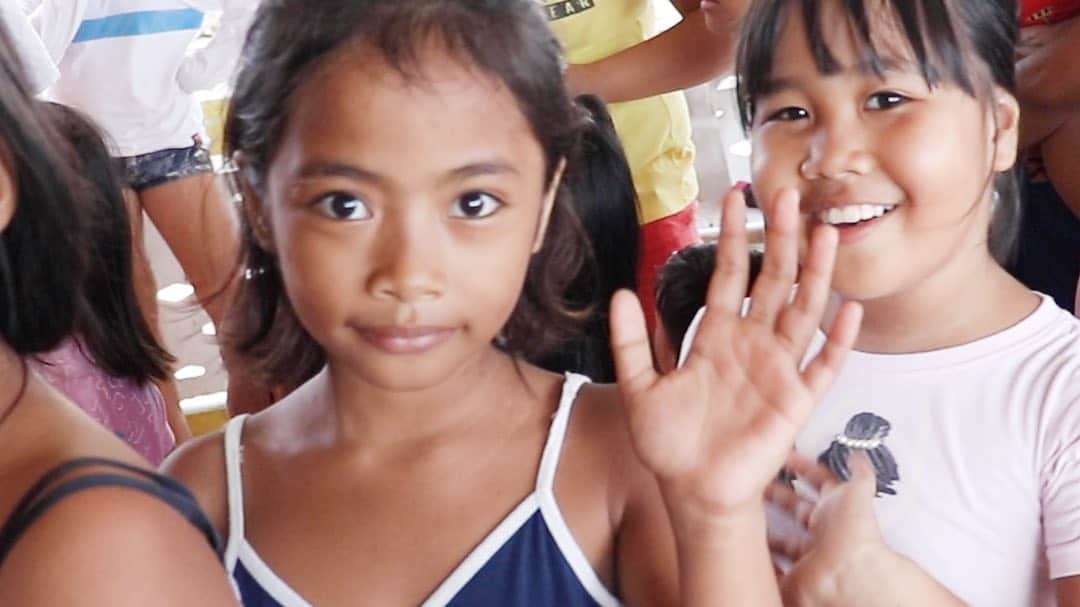 りーくんさんのインスタグラム写真 - (りーくんInstagram)「りーポイとJポイ  現地の子供達と。  #フィリピン #DAVAO #カントリーマームの懺悔」8月11日 0時26分 - deko4cc