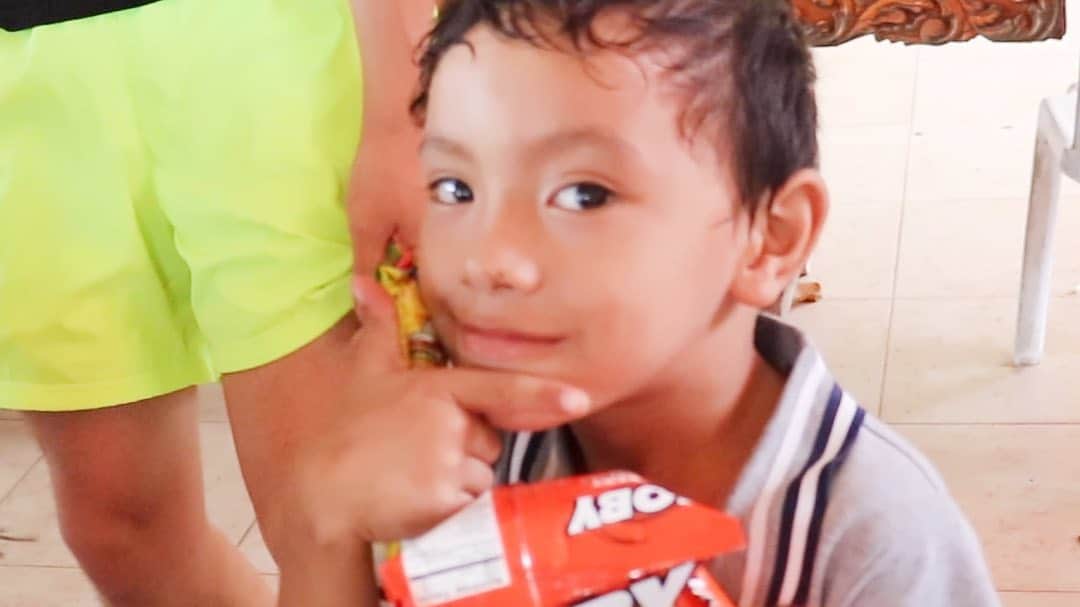りーくんさんのインスタグラム写真 - (りーくんInstagram)「りーポイとJポイ  現地の子供達と。  #フィリピン #DAVAO #カントリーマームの懺悔」8月11日 0時26分 - deko4cc