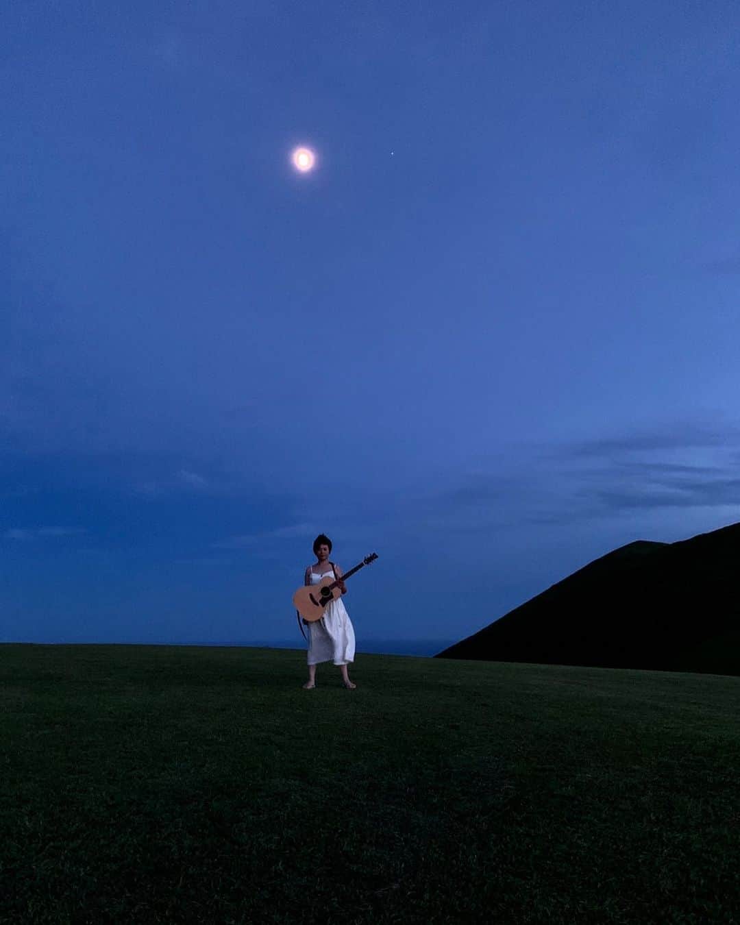 榊いずみさんのインスタグラム写真 - (榊いずみInstagram)「under the moon.  #長崎 #五島列島 #福江島 #鬼岳」8月11日 0時27分 - izumizmroom
