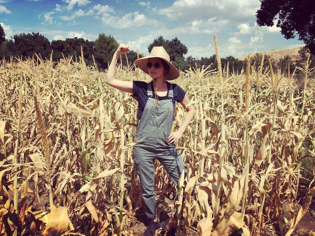 レイク・ベルのインスタグラム：「Tech scouted, shots listed, animals wrangled, nanny on duty, fittings finished, sets finalized, SPF purchased and ready for slathering. @blessthismesstv STARTS SHOOTING MONDAY. Buckle up!」