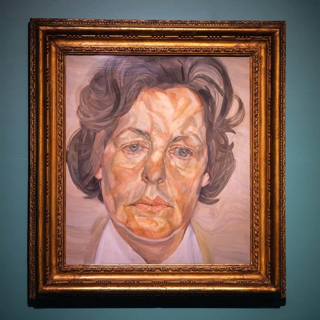 サザビーズさんのインスタグラム写真 - (サザビーズInstagram)「Our #NYC exhibition ‘Treasures from Chatsworth’ brings together two portraits reflecting the longtime connection between the leading 20th century artist Lucian Freud and the 11th Duke and Duchess of Devonshire. These two informal portraits show Andrew Cavendish, 11th Duke of Devonshire (1920–2004), father of the current Duke of Devonshire, and his Duchess, Deborah (née Mitford) (1920–2014). In total, Freud painted six members of the Duke’s family over a period of approximately 20 years. Of the two portraits, ‘Woman in White’ (the portrait of Duchess Deborah) was the first to be painted, in 1958-60. It marked a transitional point in Freud’s career, when he started to paint in a broader, looser style. He painted the present portrait of the Duke a decade later, in 1971-72. Both works are now on view in our NYC galleries, highlighting the spectacular ‘Treasures from Chatsworth’ exhibition —a rare chance to view highlights from the legendary #Devonshire Collection of @Chatsworthofficial in the United States.  #Chatsworth #TreasuresFromChatsworth #LucianFreud」8月11日 0時30分 - sothebys