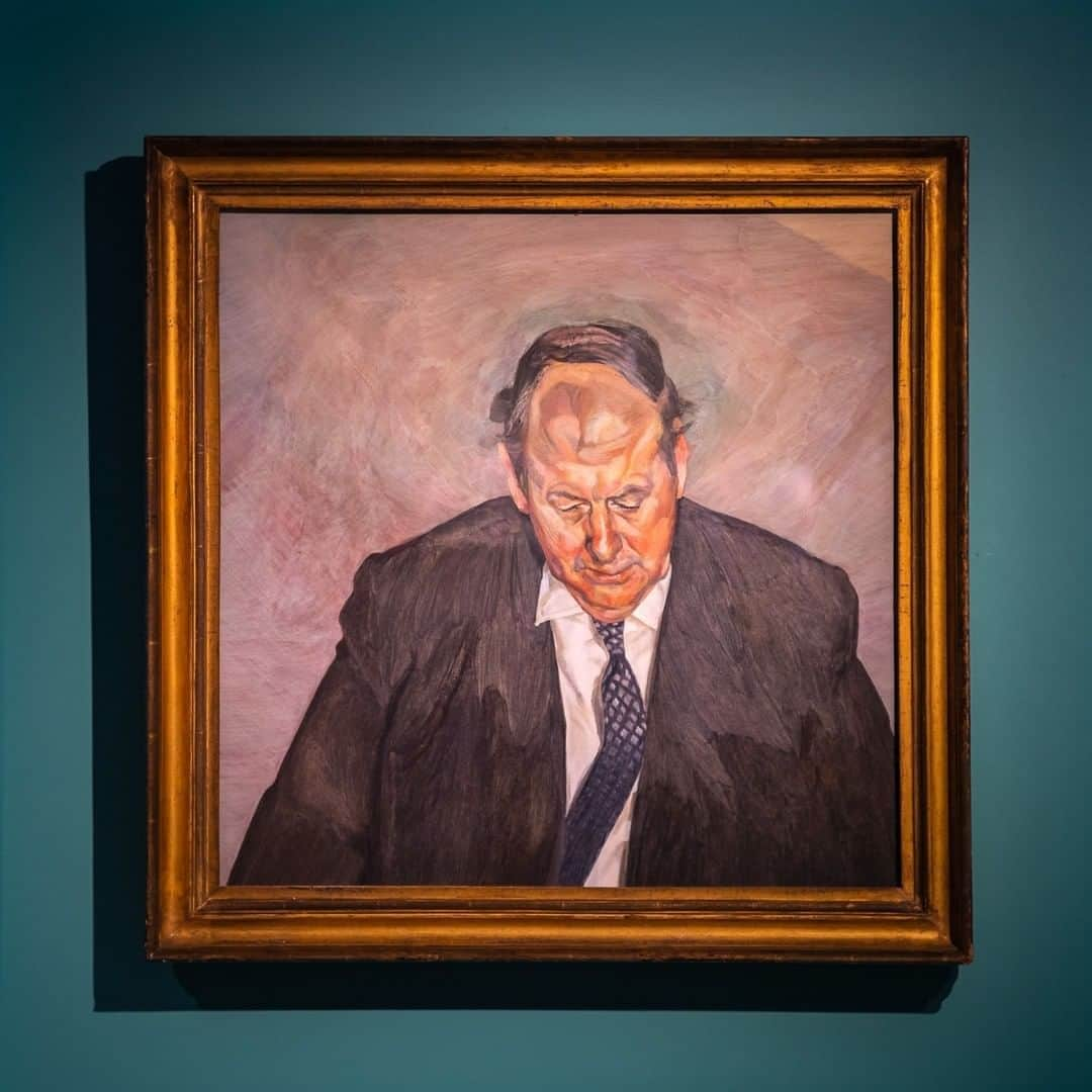 サザビーズさんのインスタグラム写真 - (サザビーズInstagram)「Our #NYC exhibition ‘Treasures from Chatsworth’ brings together two portraits reflecting the longtime connection between the leading 20th century artist Lucian Freud and the 11th Duke and Duchess of Devonshire. These two informal portraits show Andrew Cavendish, 11th Duke of Devonshire (1920–2004), father of the current Duke of Devonshire, and his Duchess, Deborah (née Mitford) (1920–2014). In total, Freud painted six members of the Duke’s family over a period of approximately 20 years. Of the two portraits, ‘Woman in White’ (the portrait of Duchess Deborah) was the first to be painted, in 1958-60. It marked a transitional point in Freud’s career, when he started to paint in a broader, looser style. He painted the present portrait of the Duke a decade later, in 1971-72. Both works are now on view in our NYC galleries, highlighting the spectacular ‘Treasures from Chatsworth’ exhibition —a rare chance to view highlights from the legendary #Devonshire Collection of @Chatsworthofficial in the United States.  #Chatsworth #TreasuresFromChatsworth #LucianFreud」8月11日 0時30分 - sothebys