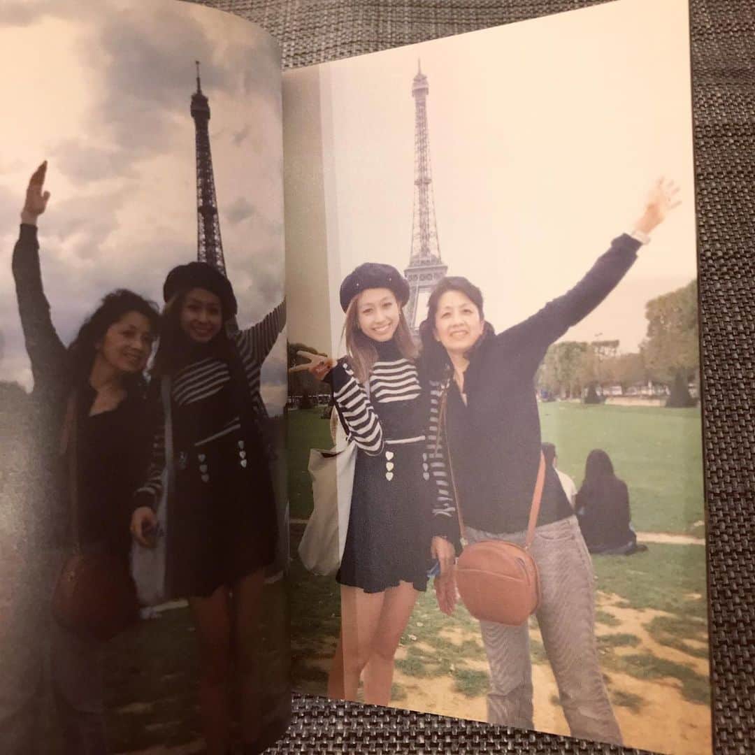 木野園子のインスタグラム：「片付けしてたら出てきた母とフランスへ旅行したときの写真を母がアルバムにして本みたいになってるやつ。産まれてきてから死ぬまでで大切な人と一緒に過ごす時間はあっという間なんだろうなと思う。思いながらも何気なく過ごしてしまうけど一緒に過ごす時間を当たり前だと思わないで大切にしたい。」