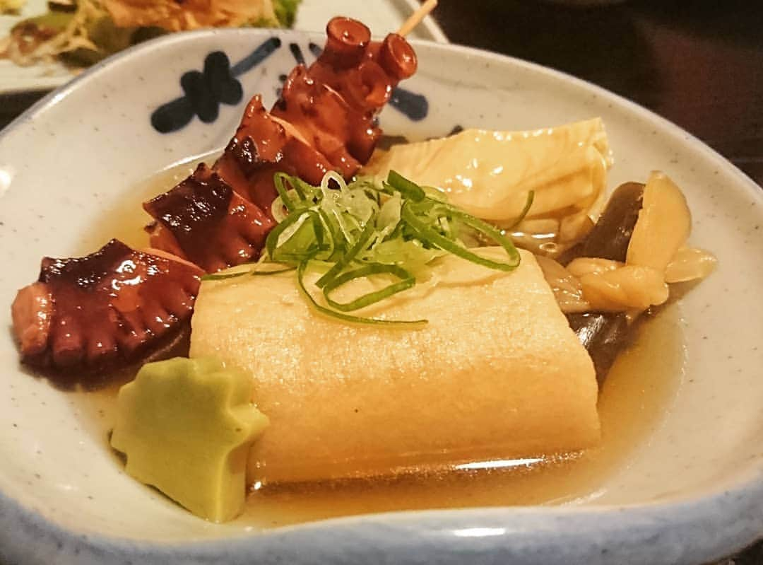 松本康太さんのインスタグラム写真 - (松本康太Instagram)「『京おでん(湯葉&麸&タコ&昆布巻き)』京都の同級生に教えてもらった「燕楽」と言うおでん屋さん(^-^)♪もともと家具屋さんだった建物を遊郭をイメージして改装したお店なのです♪麸はお出汁がひたひたに染みててとても美味しいよ！  #おでん #お出汁 #京都 の#幼なじみ に#教えてもらったお店 #燕楽 #麸 #お麸 #湯葉 #タコ #蛸 #昆布巻き #遊郭 をイメージしたお店 #レギュラー松本 #あるある探検隊 #祇園花月 #京都グルメ」8月11日 0時36分 - aruarutankentai.matsumoto