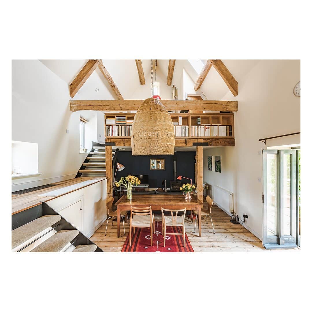 The Modern Houseさんのインスタグラム写真 - (The Modern HouseInstagram)「#forsale Open House: Matthew and Suzy talk to us about life in their contemporary barn conversion in Somerset. Link in our bio to find out more about their home.」8月11日 0時46分 - themodernhouse