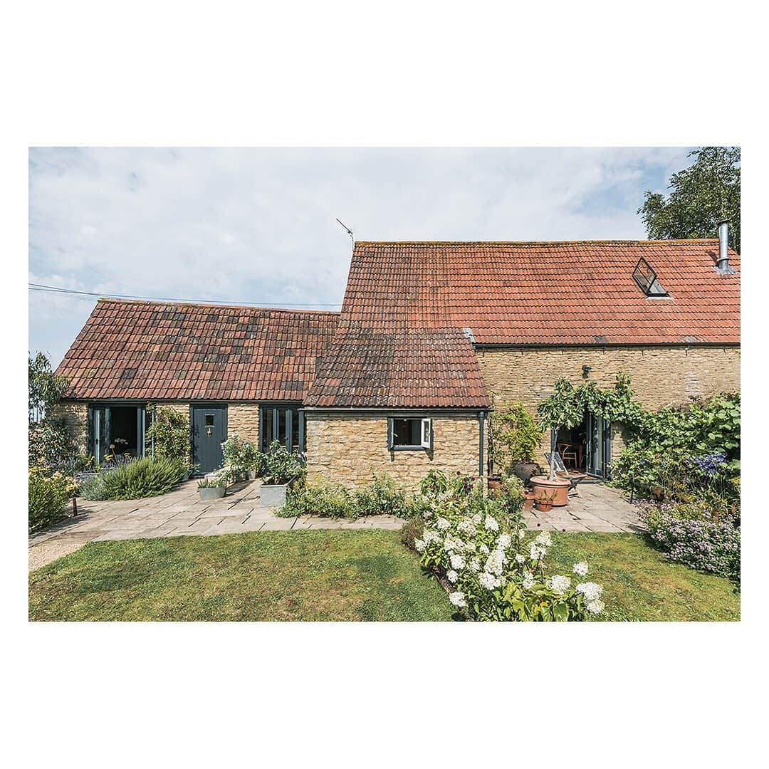 The Modern Houseさんのインスタグラム写真 - (The Modern HouseInstagram)「#forsale Open House: Matthew and Suzy talk to us about life in their contemporary barn conversion in Somerset. Link in our bio to find out more about their home.」8月11日 0時46分 - themodernhouse