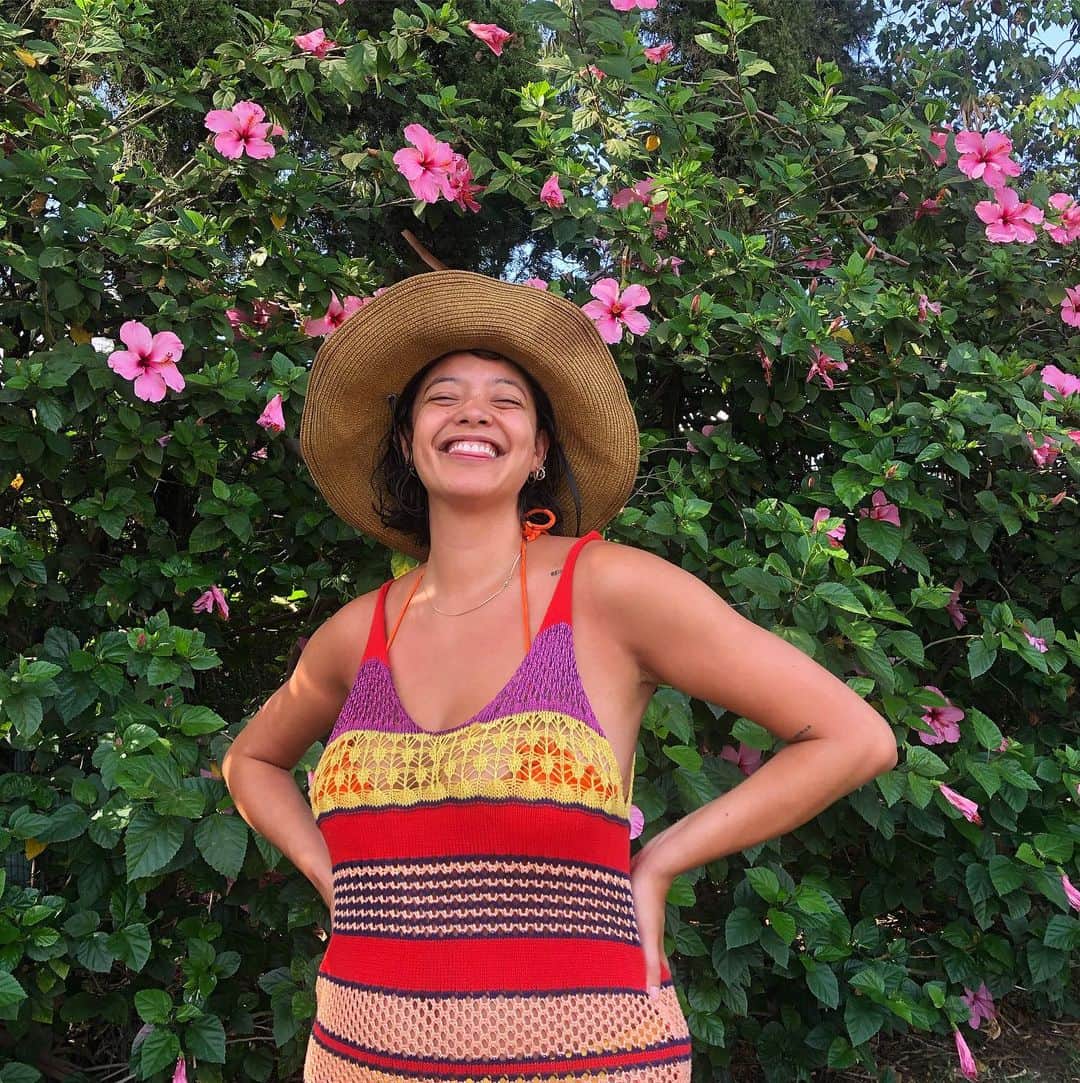 ナオミ・シマダのインスタグラム：「just wanna live in the hibiscus bush 🌺」