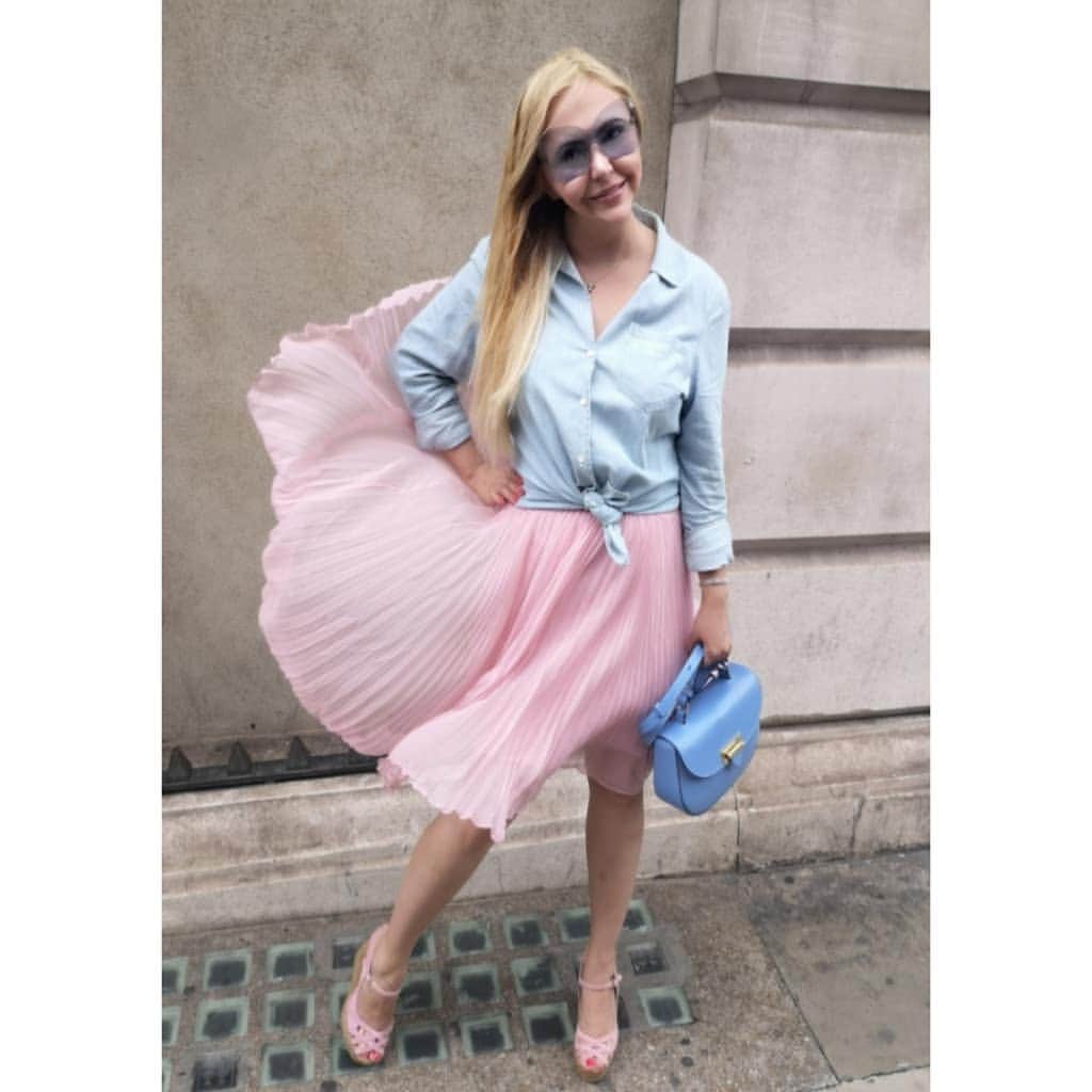 アンナ＝マリア・ガロヤンさんのインスタグラム写真 - (アンナ＝マリア・ガロヤンInstagram)「A breeze will always blow in the direction that it wishes to go.💙🌬️💗 #anthonythincks PS! So Do I.😉 ☄️ . #moodoftheday  #sunrainwind #rainyandwindy #saturdayvibes #weekendwithaspinal #myaspinal #mylovelylondon #rainorshine #livelovelondon #itisamgway」8月11日 0時43分 - annamariagalojan