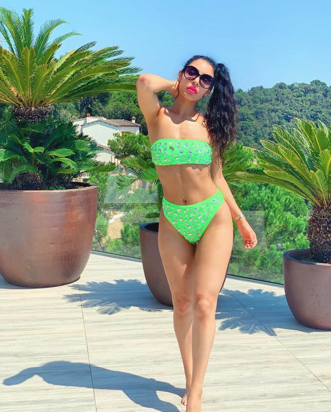 sananasのインスタグラム：「Neon combo 👄+👙= Summer vibes✨ Details : -Lip Stain @SephoraFrance n•08 -Lunettes @Quayaustralia -Bikini @BoohooFr」