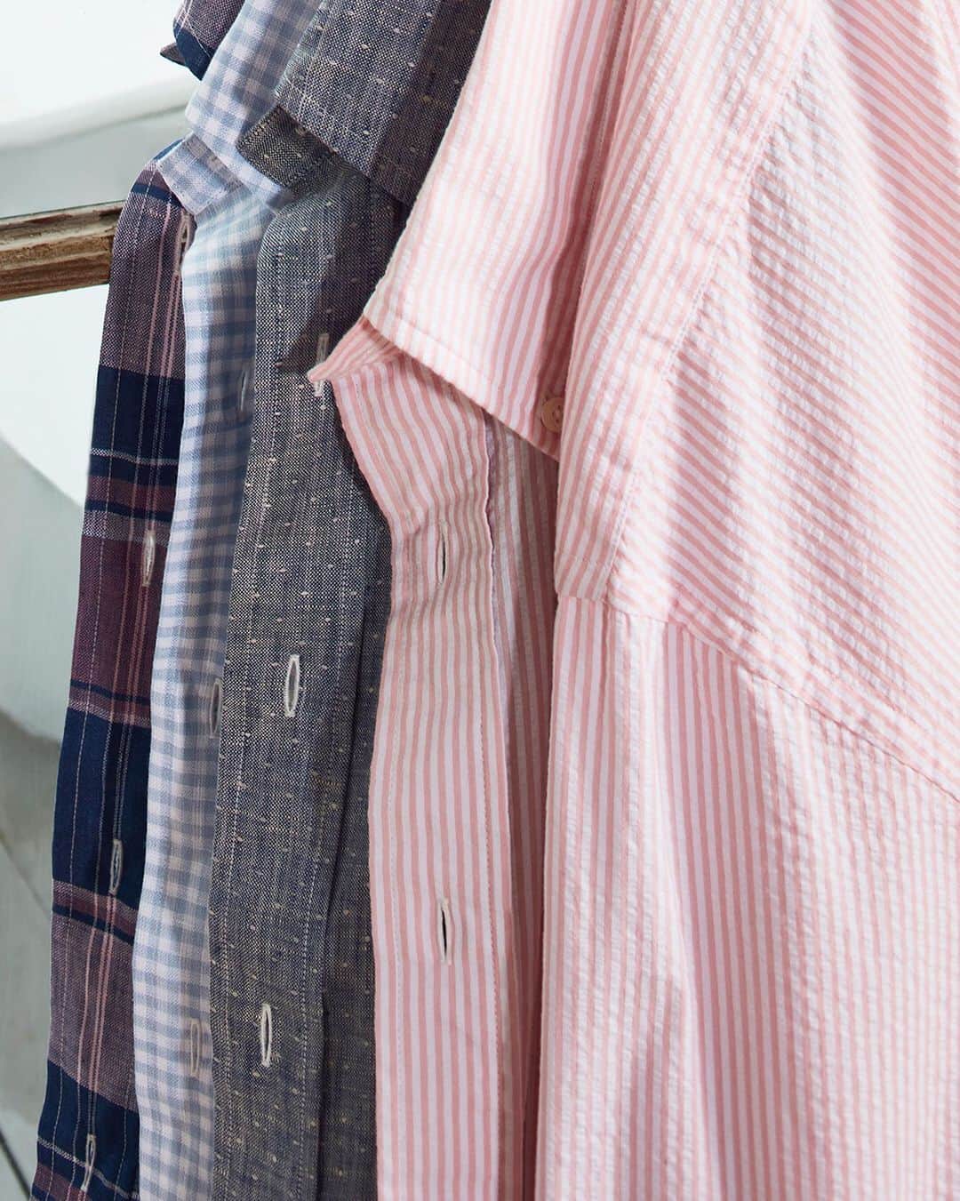 のインスタグラム：「"For those who are dying to get into the sport shirt game, start with a color that is at one remove from your comfort zone. Pale purple (or pink) can be your friend." Author of Men and Style, @Davidrcoggins, makes the case for sport shirts in our magazine. Link in bio.  #BrooksBrothers」