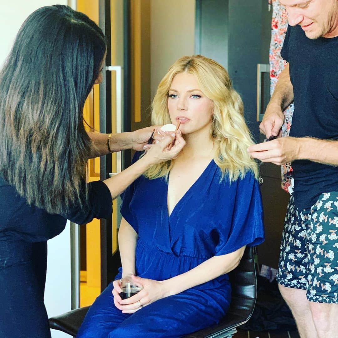 キャサリン・ウィニックのインスタグラム：「This pic pretty much sums up my summer. Shooting 2 movies back to back and just about to announce my next one.. even thought it’s fun to get all dolled up...I can’t tell you how much I cherish the days I can just throw on a baseball hat & sunglasses and walk out the door.」