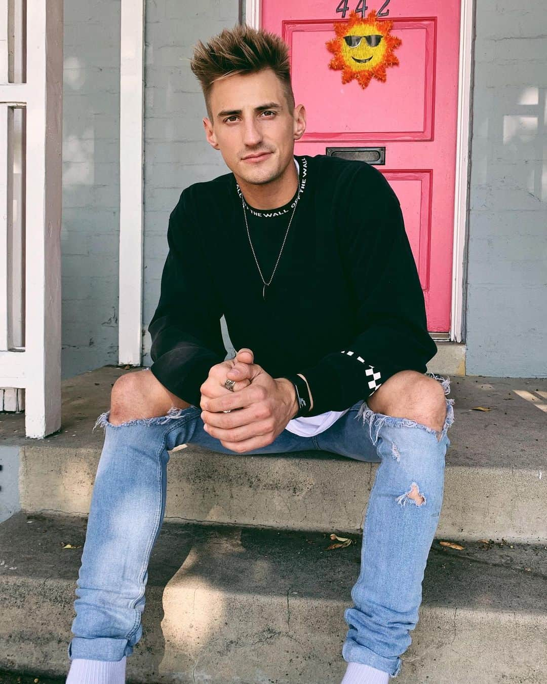 Mark Dohnerのインスタグラム：「showed up to ur girls place early so I snagged this pic on her front porch 🌞😎 should I bleach my hair again or it look good AF as is? 🤔 #fashion #mensfashion #style」