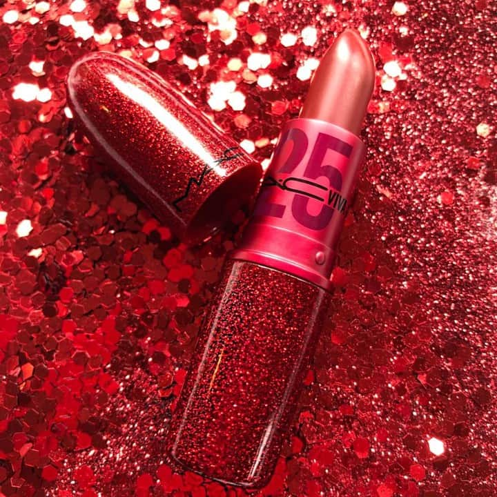 M·A·C Cosmetics Deutschlandさんのインスタグラム写真 - (M·A·C Cosmetics DeutschlandInstagram)「Let's celebrate! 🎉 Kaufe einen Lippenstift und rette ein Leben! Der komplette Erlös der VIVA GLAM Lippenstifte wird an AIDS Hilfen in ganz Deutschland gespendet. Zum 25 jährigen Jubiläum gibt es den VIVA GLAM 25 im speziellen Packaging. Wann rettest Du ein Leben? 💄 . . . #maccosmeticsde #macforlife #VIVAGLAM #VIVALAM25 #Savealife #lips #lipstick」8月11日 1時00分 - maccosmeticsgermany