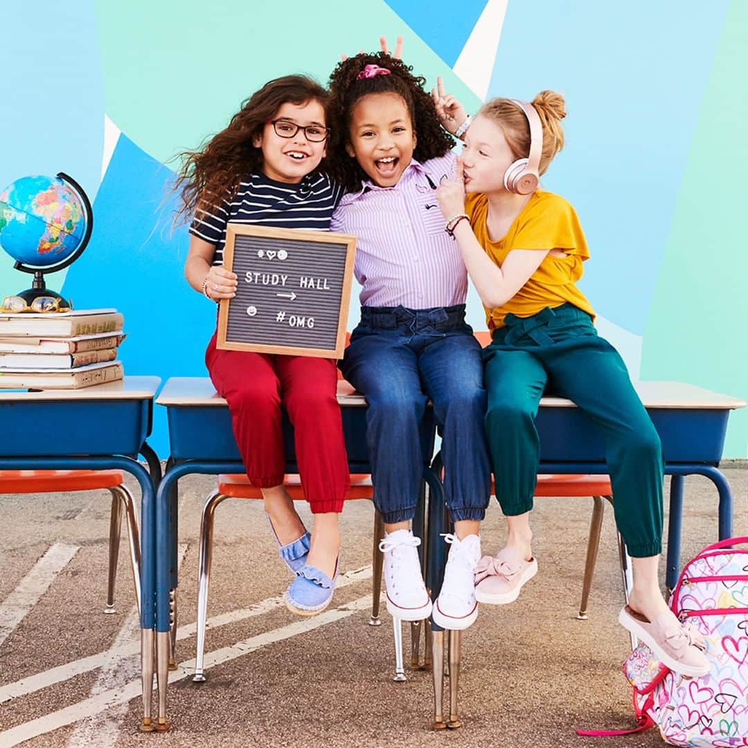 Wal-Mart Stores, Incさんのインスタグラム写真 - (Wal-Mart Stores, IncInstagram)「Everything your kids need to strut down the hallway on the first day of school. 🎒👕📔」8月11日 1時00分 - walmart
