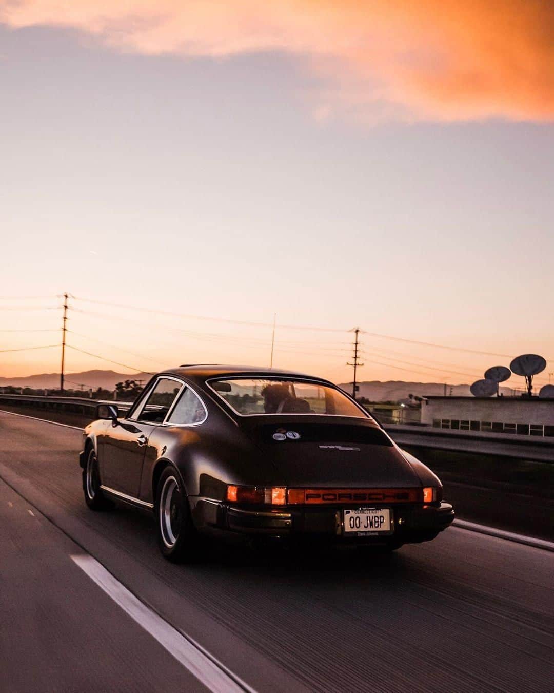Porscheさんのインスタグラム写真 - (PorscheInstagram)「A golden hour for golden years that just keep on giving. #Porsche #PorscheMoment #911 (📸: @tjl_petrol)」8月11日 1時00分 - porsche