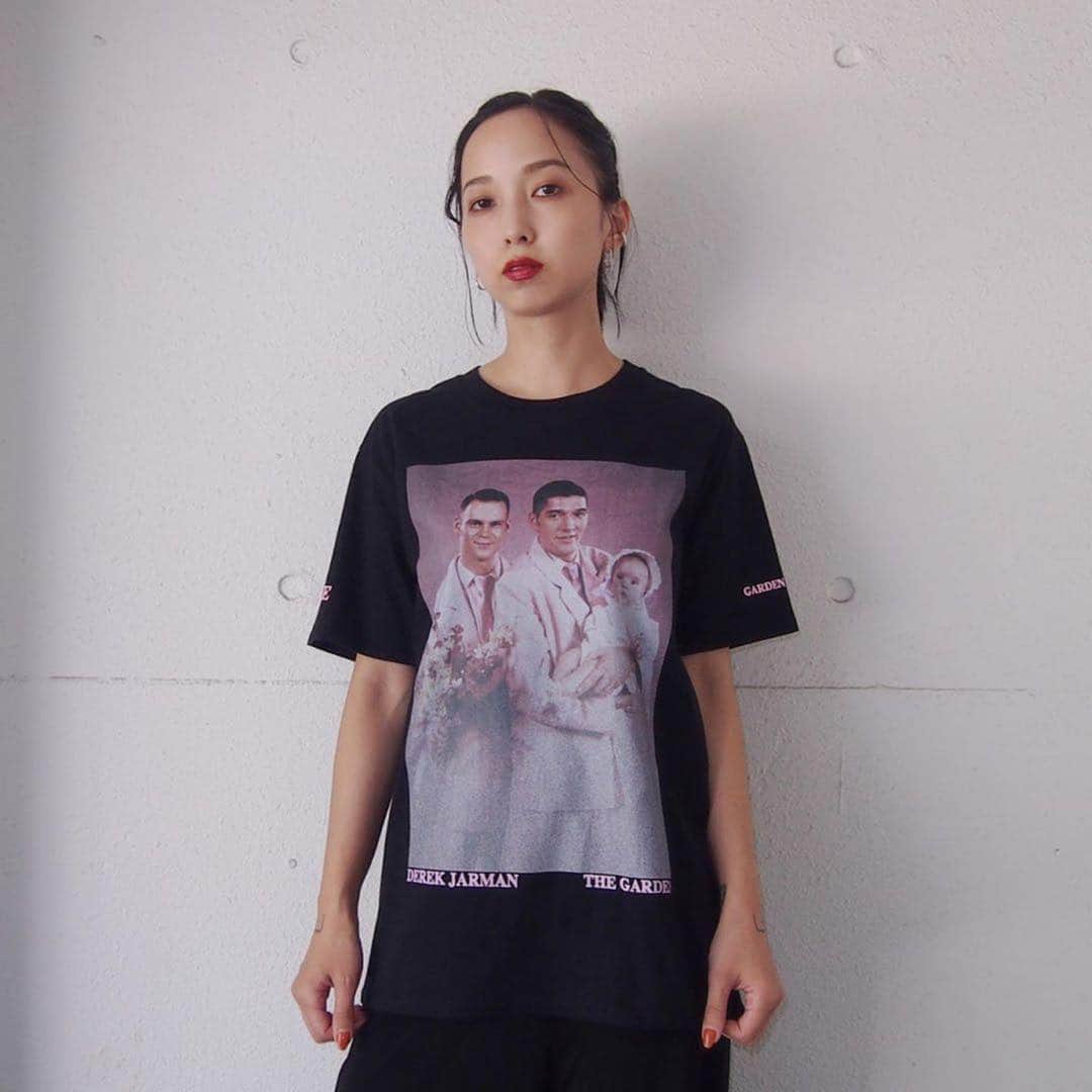 UPLINK film distributionさんのインスタグラム写真 - (UPLINK film distributionInstagram)「#Repost @sister_tokyo ・・・ ⚪️Sister × 「THE GARDEN」by DEREK JARMANコラボレーションアイテム Now on sale⚪️ 🔻 映画配給や映画館の運営を軸に、常にインディペンデント・スピリットをもった作品を発信し続けるアップリンクは「UPLINK Archives」としてこれまでに製作・配給した映画のオリジナルグッズ展開をスタート致します。 第一弾となる今回、Sisterは「THE GARDEN」by DEREK JARMANの作品とコラボレーションをさせて頂きました。 🔻 【Sister x Derek Jarman】 「THE GARDEN」T-shirt ￥4,500-(w/o tax) カラー展開:BLACK/LIGHT PINK/WHITE サイズ展開:S / L / XL モデル着用サイズ:Sサイズ 🔻 『ザ・ガーデン』（1990年）は、現代における救世主降臨の神話を描いた、デレク・ジャーマン監督の黙示録ともいえる作品。 主演はジャーマン監督の作品に多く出演するティルダ・スウィントン（『ドクター・ストレンジ』『サスペリア』）。 🔻 商品は下記にてお求め頂けます。 UPLINK渋谷 UPLINK吉祥寺 Sister店舗 Sisterオンラインブティック 🔺 是非ご覧下さい。 #sister_tokyo #uplink #アップリンク渋谷 #アップリンク吉祥寺 #derekjarman #thegarden」8月11日 1時00分 - uplink_film