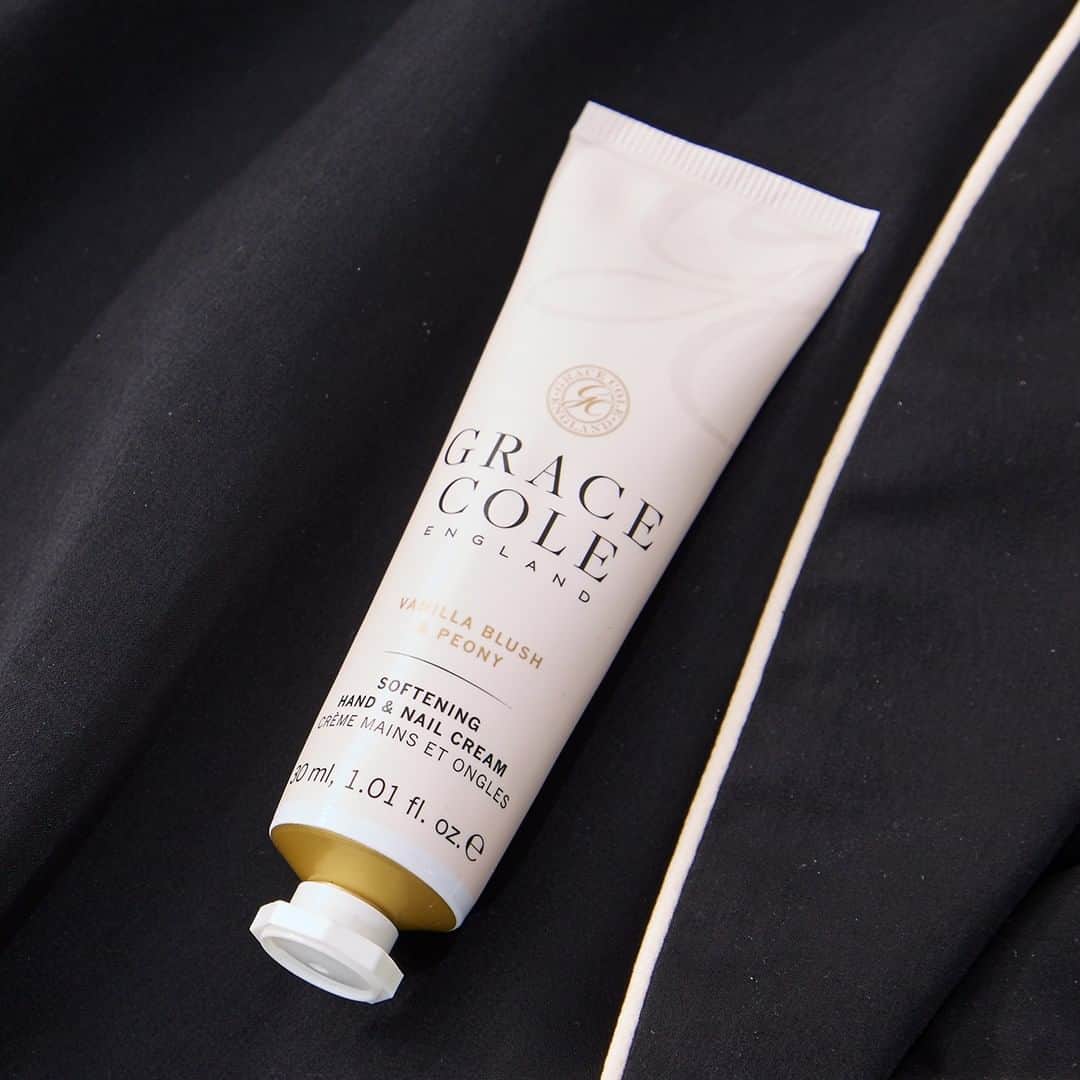 Grace Coleさんのインスタグラム写真 - (Grace ColeInstagram)「We are dedicated to caring for your hands and nails wherever you go with a delicious dose of rich moisture and delicate perfume.  #handlotion #handandnailcream #nailcream #handcream #travel #travelfriendly #onthego #fragrance #madeinengland #britishmade」8月11日 1時00分 - gracecoleltd