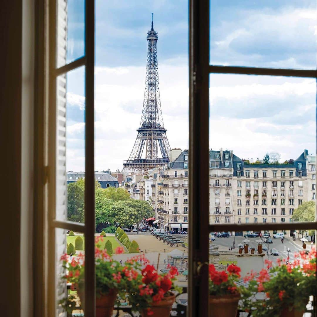 ELLE DECORさんのインスタグラム写真 - (ELLE DECORInstagram)「It doesn't get any better than this breathtaking view of the Eiffel Tower from @aerin's Left Bank apartment. Click the link in bio for the full tour of Aerin Lauder's Paris abode, as seen in our September 2019 issue. Photography by @pascalchevallier; Produced by @cynthiaefrank.」8月11日 1時02分 - elledecor