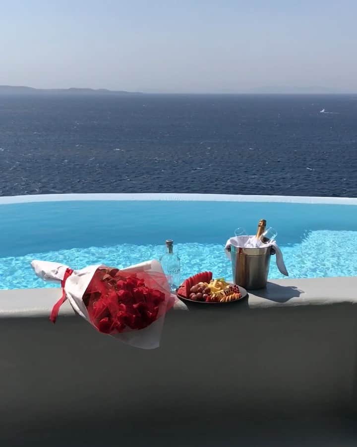bestvacationsのインスタグラム：「Tag who you’d swim with! Your own private room @cavotagoomykonos 🇬🇷 Video by @melissa」