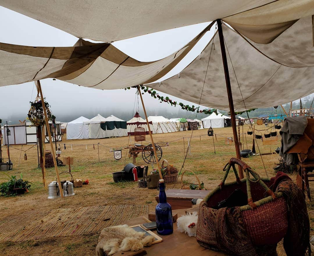 猫コスプレさんのインスタグラム写真 - (猫コスプレInstagram)「You can't get better Ren Faire Weather than foggy mornings and lightly warm afternoons. Excited to be a Witch handler... well a. Er. That came out wrong.  #WMRF #WashingtonMidsummerRenaissanceFaire #renfaire #renaissancefaire」8月11日 1時04分 - cat_cosplay