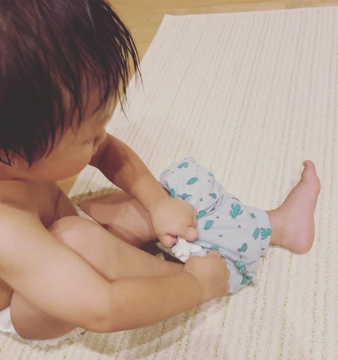 あやなんさんのインスタグラム写真 - (あやなんInstagram)「2歳の男の子はまだパジャマ1人で着れないのでこんなんなってます☺️👌いったん最後まで1人でやって、どこが違ってたかおさらいしながら2回目やってます🤣💖 日々成長！ファイトだ！！」8月11日 1時05分 - ayachan_0619