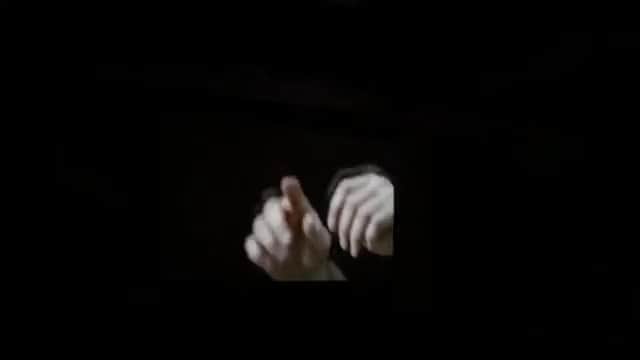 のインスタグラム：「Douglas Gordon’s "Feature Film" (1999) is on view through September 1 at The Tanks at the Tate Modern in London.  The film focuses intimately on the hands and facial gestures of conductor James Conlon while he conducts the orchestra of the Opéra National de Paris in performing the haunting soundtrack of Alfred Hitchcock’s "Vertigo" (1958). Learn more via the link in our bio. __________ #DouglasGordon #TateModern #Gagosian @tate #Repost: @saulius_v」