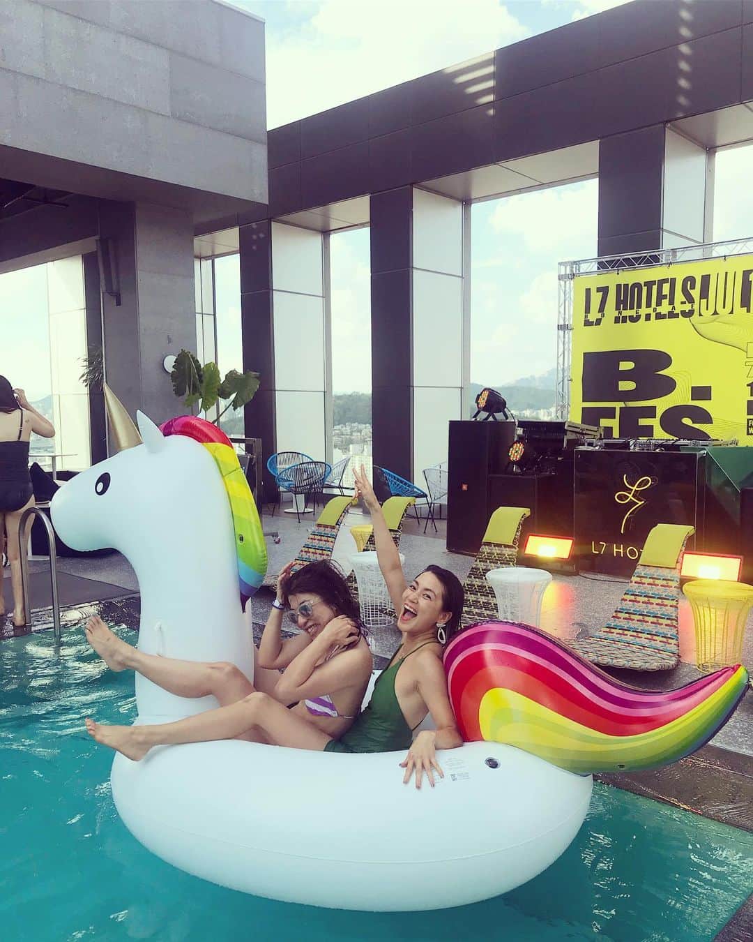 桃生亜希子のインスタグラム：「HotelのRoof top にあるプール。  夜観に行ったら、アゲアゲDJと若者達がいて凄いわ〜。 と、思ったが、いざ入ってみたら 自分が1番アゲアゲだった。  #うるさい #夏の思い出」