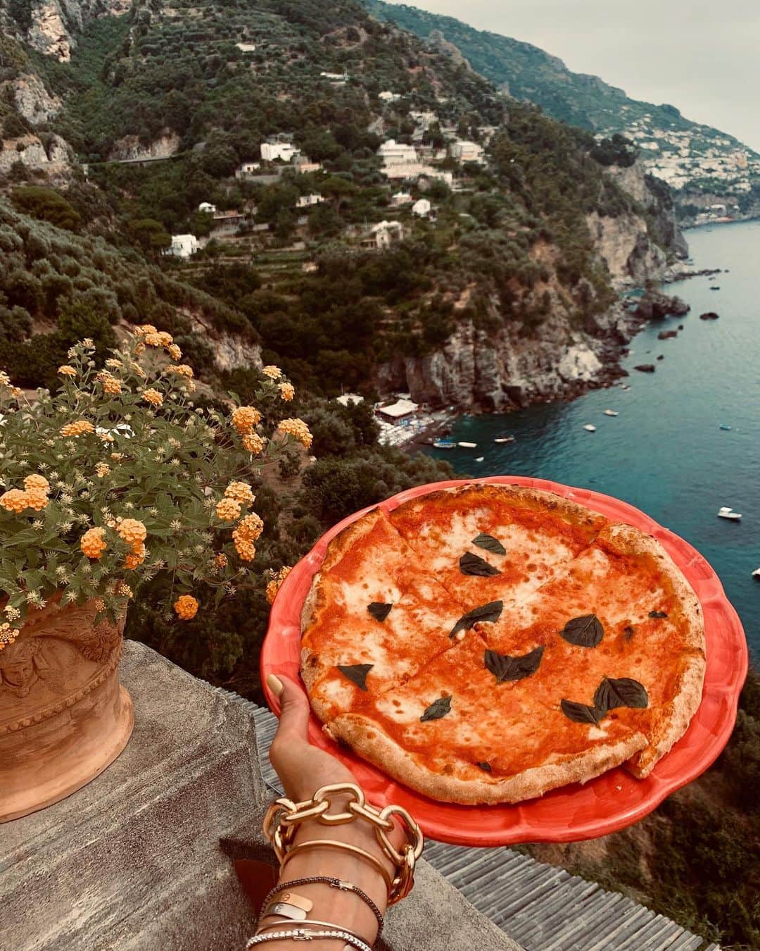 イザベル・グラールさんのインスタグラム写真 - (イザベル・グラールInstagram)「🍕🇮🇹 Che pizza!! #italy #positano #vacation」8月11日 1時10分 - izabelgoulart