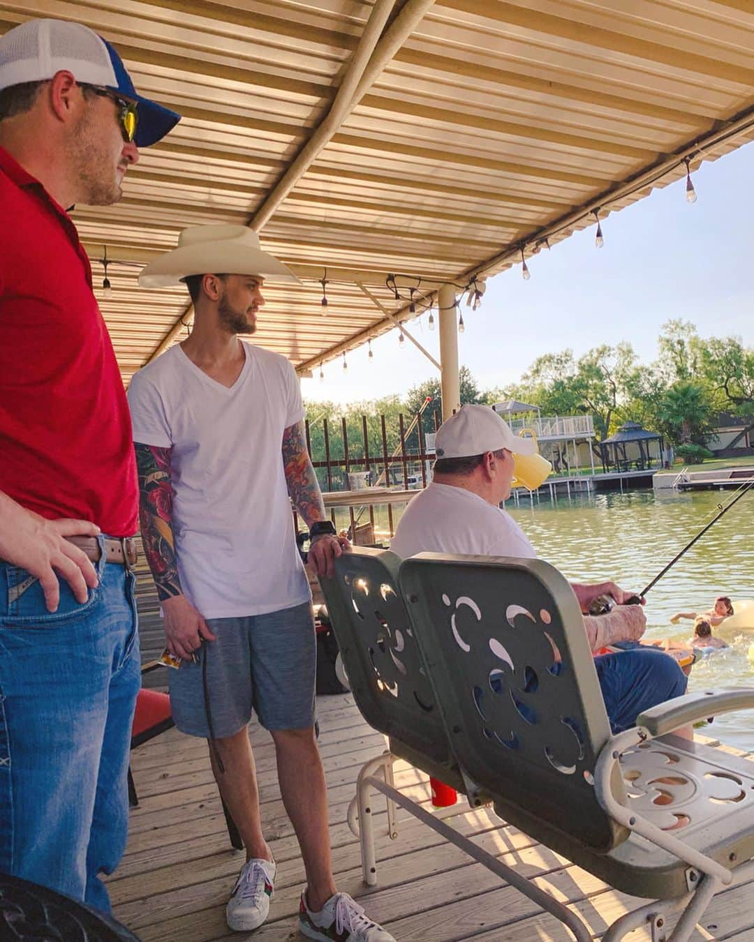 Coleen Garciaさんのインスタグラム写真 - (Coleen GarciaInstagram)「I really enjoyed fishing! Let’s do this more often plsss kahit in the Philippines @billycrawford 😁 We spent the night at Billy’s family friend’s cozy lake house. Btw I love Texas!!! People were warning me about the heat, but I’ll still take it over the cold. The people here are just as warm! I really appreciate the southern hospitality 🧡」8月11日 1時11分 - coleen