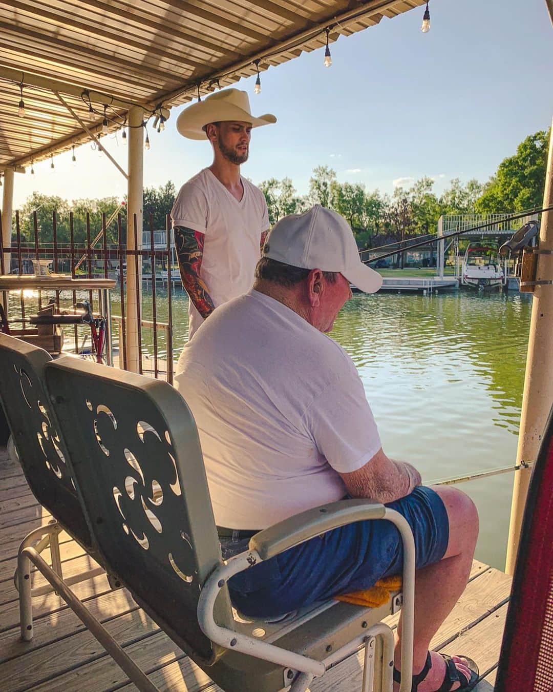 Coleen Garciaさんのインスタグラム写真 - (Coleen GarciaInstagram)「I really enjoyed fishing! Let’s do this more often plsss kahit in the Philippines @billycrawford 😁 We spent the night at Billy’s family friend’s cozy lake house. Btw I love Texas!!! People were warning me about the heat, but I’ll still take it over the cold. The people here are just as warm! I really appreciate the southern hospitality 🧡」8月11日 1時11分 - coleen
